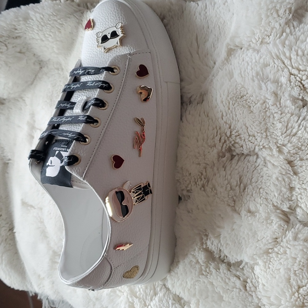 KARLA LAGERFELD SNEAKERS 👟  SIZE 8.5 WHITE COLOR
